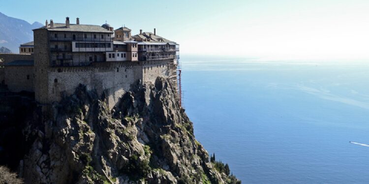 Άγιον Όρος: Εναντιώνεται στους γάμους και την τεκνοθεσία από ομόφυλα ζευγάρια