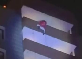 Άντρας ντυμένος Άγιος Βασίλης πέφτει στο κενό από 24όροφο κτήριο – Τον έβλεπε το παιδί του