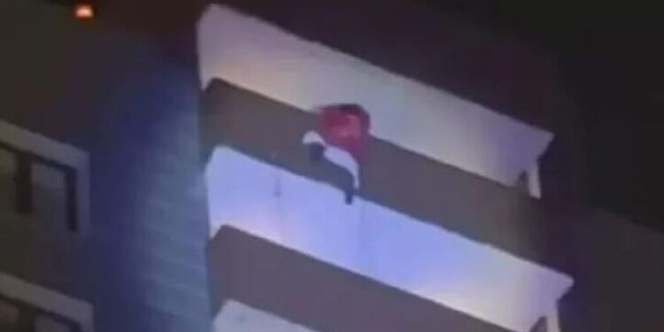 Άντρας ντυμένος Άγιος Βασίλης πέφτει στο κενό από 24όροφο κτήριο – Τον έβλεπε το παιδί του