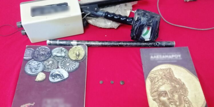 Σέρρες: Αρχαιοκάπηλος είχε στο σπίτι του στην Αμφίπολη χάλκινα νομίσματα του 4ου π.Χ. αιώνα