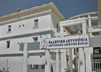 Ηλεία: Ρομά κρεμάστηκε από τη ζακέτα της στα κρατητήρια γιατί καταδικάστηκε σε 12 χρόνια για κλοπές