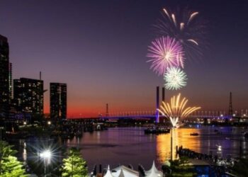 Ο πλανήτης αποχαιρετά ένα ταραχώδες 2023 και υποδέχεται ένα αβέβαιο 2024