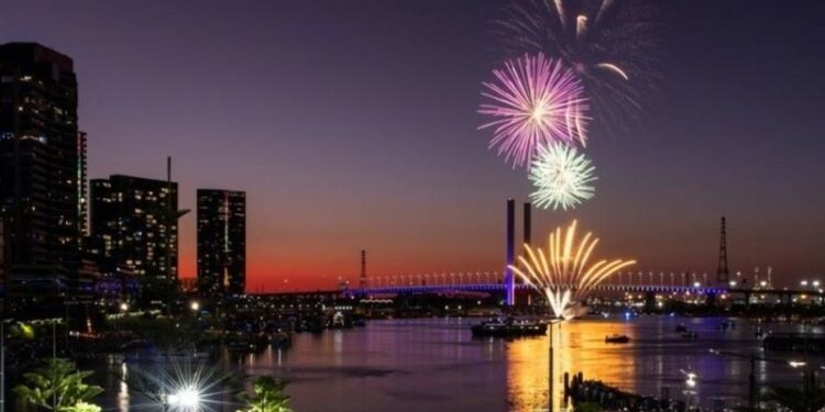 Ο πλανήτης αποχαιρετά ένα ταραχώδες 2023 και υποδέχεται ένα αβέβαιο 2024