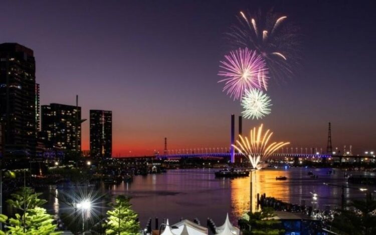 Ο πλανήτης αποχαιρετά ένα ταραχώδες 2023 και υποδέχεται ένα αβέβαιο 2024