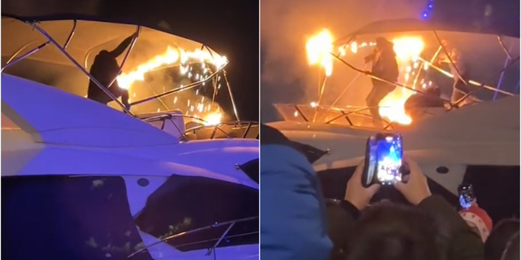 Βόλος: Ο Μπέος την… είπε στους ιδιοκτήτες του σκάφους που πήρε φωτιά από τα φαναράκια – «Μην χαλάτε την γιορτή, ας το έπαιρνε»