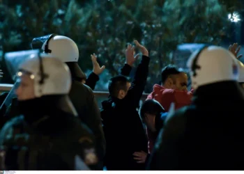 Κρίσιμες ώρες για τον αστυνομικό που «χτυπήθηκε» από φωτοβολίδα: Οι γιατροί θα τον βγάλουν από την καταστολή