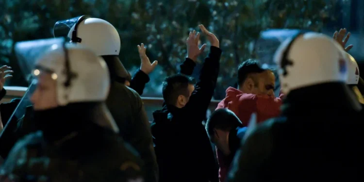 Κρίσιμες ώρες για τον αστυνομικό που «χτυπήθηκε» από φωτοβολίδα: Οι γιατροί θα τον βγάλουν από την καταστολή