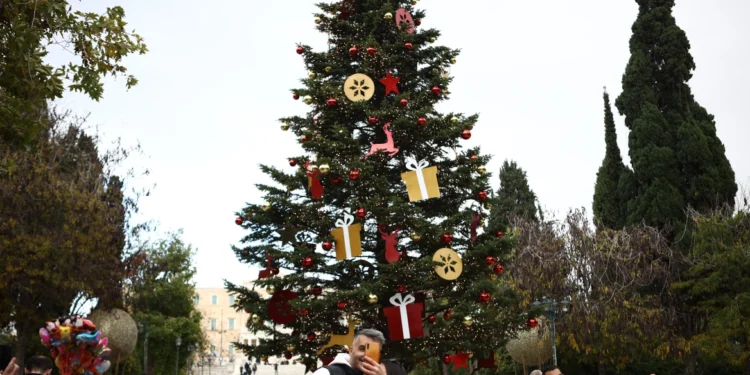 Εορταστικό ωράριο: Πότε ξεκινά, πώς θα λειτουργήσουν τα καταστήματα – Ποιες Κυριακές θα είναι ανοιχτά