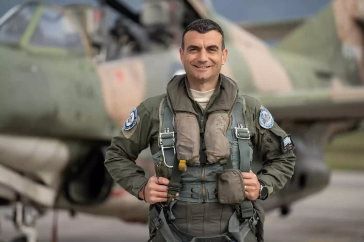 Θρήνος για τον επισμηναγό Επαμεινώνδα Κωστέα που σκοτώθηκε με το εκπαιδευτικό αεροπλάνο – Ήταν η τελευταία πτήση του με τα T-2