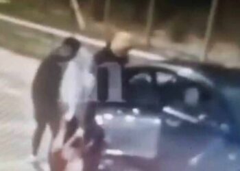 Σοκαριστικό βίντεο: Άγνωστοι έσερναν ημίγυμνη γυναίκα στα διόδια Ελαιώνα – Ούρλιαζε για να ξεφύγει