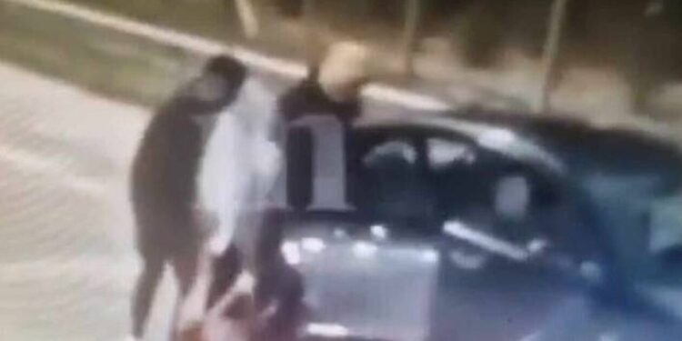 Σοκαριστικό βίντεο: Άγνωστοι έσερναν ημίγυμνη γυναίκα στα διόδια Ελαιώνα – Ούρλιαζε για να ξεφύγει