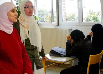 Σάλος στη Γαλλία: Δασκάλα φοβάται για τη ζωή της – Έδειξε γυμνά έργα Τέχνης σε Μουσουλμάνους μαθητές