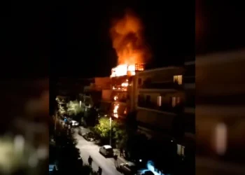 «Καίγομαι, καλέστε βοήθεια» – Συγκλονιστικό βίντεο από τη φωτιά στην οποία έχασε τη ζωή της γυναίκα στα Άνω Πατήσια