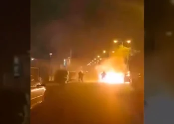 Ρέντη: Διασωληνωμένος στη ΜΕΘ ο 31χρονος αστυνομικός τραυματίστηκε από ναυτική φωτοβολίδα – Δείτε βίντεο και φωτογραφίες