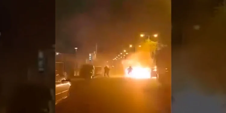 Ρέντη: Διασωληνωμένος στη ΜΕΘ ο 31χρονος αστυνομικός τραυματίστηκε από ναυτική φωτοβολίδα – Δείτε βίντεο και φωτογραφίες