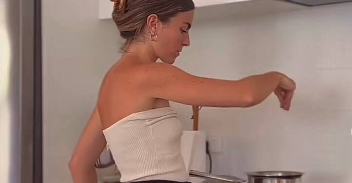 TikToker δηλώνει ότι μαθαίνει στην κόρη της ότι «είναι αποδεκτό να υπηρετείς έναν άνδρα»