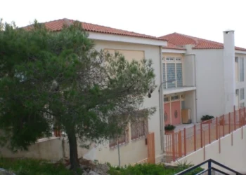 Πέραμα: 15χρονη έπεσε από μπαλκόνι τρίτου ορόφου σε Γυμνάσιο – Μεταφέρθηκε τραυματισμένη στο νοσοκομείο