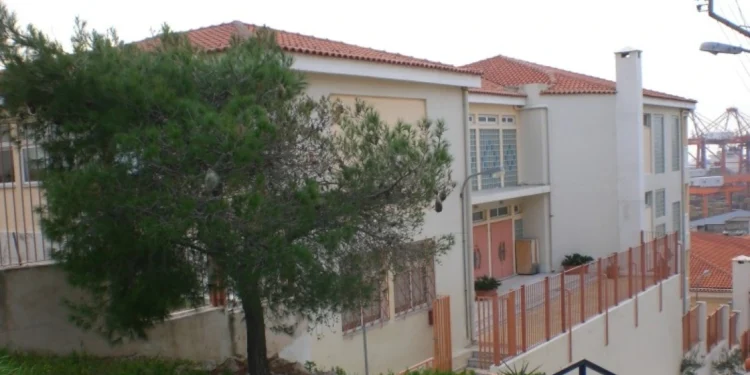 Πέραμα: 15χρονη έπεσε από μπαλκόνι τρίτου ορόφου σε Γυμνάσιο – Μεταφέρθηκε τραυματισμένη στο νοσοκομείο