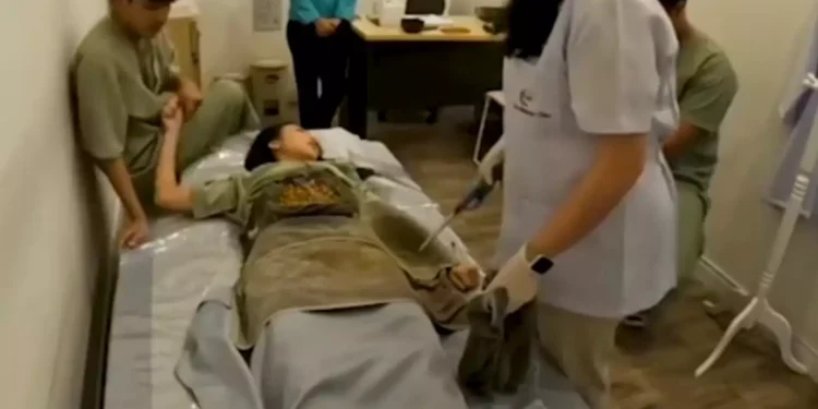 Μοντέλο τυλίχθηκε στις φλόγες κάνοντας εναλλακτική θεραπεία για το στομάχι