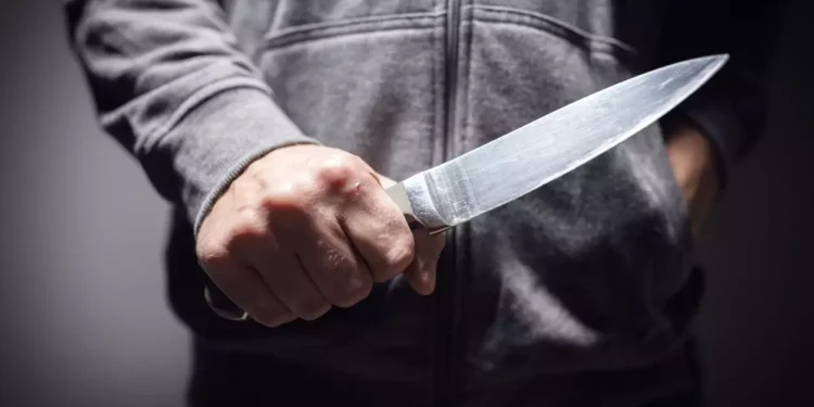 Νίκαια: Τον πλησίασε με ένα τεράστιο μαχαίρι και του ζήτησε το πορτοφόλι του – Εκείνος αρνήθηκε και βρέθηκε στο Θριάσιο