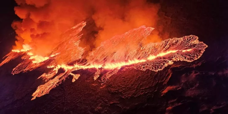 Ισλανδία: Έκρηξη ηφαιστείου κοντά στο Ρέικιαβικ – Εικόνες αποκάλυψης από τα ποτάμια λάβας