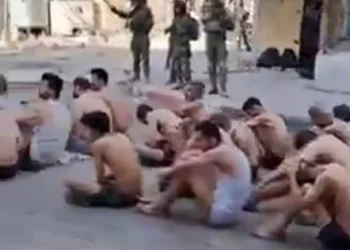 Ισραηλινά βίντεο δείχνουν τρομοκράτες της Χαμάς να παραδίδονται γυμνοί και οκλαδόν