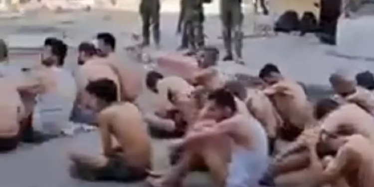 Ισραηλινά βίντεο δείχνουν τρομοκράτες της Χαμάς να παραδίδονται γυμνοί και οκλαδόν