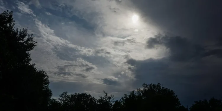 Καιρός: Σε υψηλά για την εποχή επίπεδα η θερμοκρασία και σήμερα με λίγη συννεφιά