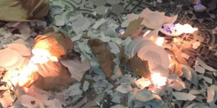 Θεσσαλονίκη: Σπάσανε 20.000 φλεγόμενα πιάτα ακούγοντας Βασίλη Καρρά (Βίντεο)