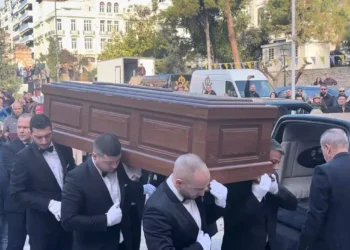 Η Θεσσαλονίκη αποχαιρετά τον Βασίλη Καρρά – Ουρές για το λαϊκό προσκύνημα, δείτε live