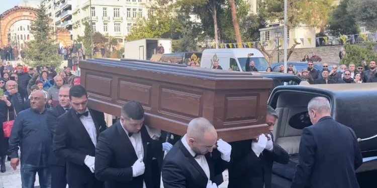 Η Θεσσαλονίκη αποχαιρετά τον Βασίλη Καρρά – Ουρές για το λαϊκό προσκύνημα, δείτε live