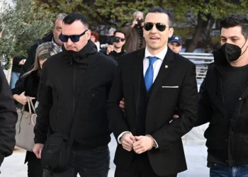 Με χειροπέδες ορκίστηκε σήμερα ο Κασιδιάρης – Δείτε φωτογραφίες