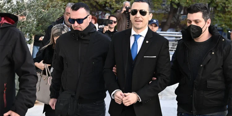 Με χειροπέδες ορκίστηκε σήμερα ο Κασιδιάρης – Δείτε φωτογραφίες