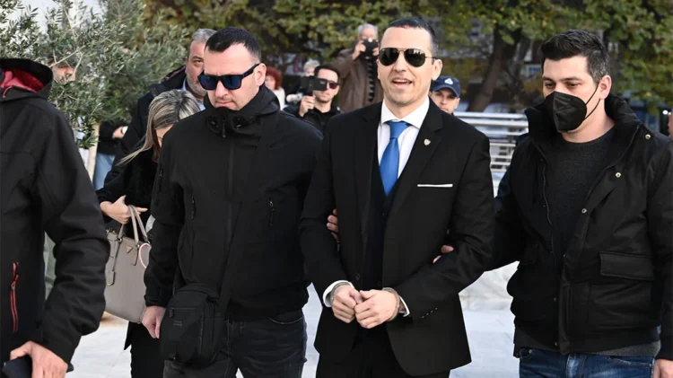 Με χειροπέδες ορκίστηκε σήμερα ο Κασιδιάρης – Δείτε φωτογραφίες