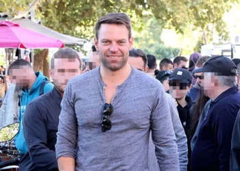 ΣΥΡΙΖΑ: Παραλίγο να απολυθεί δημοσιογράφος στο «Κόκκινο» μετά από ανάρτησή της για τον Κασσελάκη και τον σκύλο του