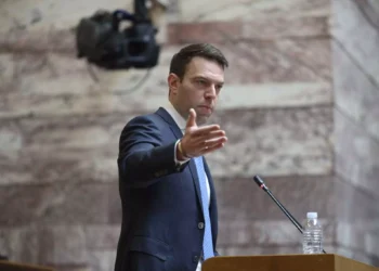 Κασσελάκης για τη ροζ σημαία: Η τέχνη επιτρέπεται να παίζει και με τα χρώματα των εθνικών συμβόλων