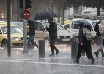 Καιρός: Πέφτει σήμερα η θερμοκρασία -Πού θα σημειωθούν βροχές, καταιγίδες και χιονοπτώσεις