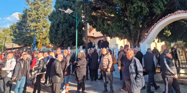 Live το τελευταίο αντίο στον Βασίλη Καρρά στη γενέτειρά του, το Κοκκινοχώρι Καβάλας