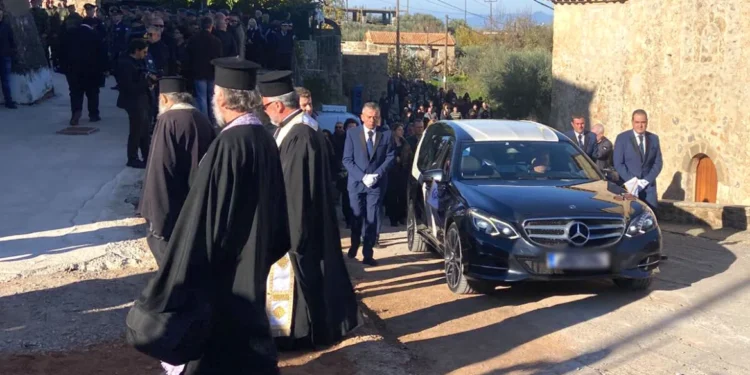 Συντριβή αεροσκάφους στην Καλαμάτα: Σε κλίμα οδύνης η κηδεία του επισμηναγού Κωστέα – «Για την πατρίδα τα έδινε όλα»
