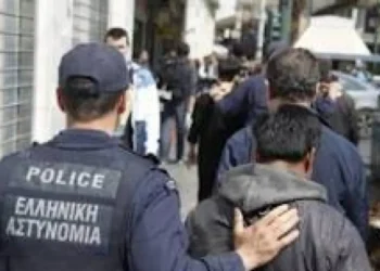 Φωτογράφιζε προπληρωμένες κάρτες και τις εξαργύρωνε