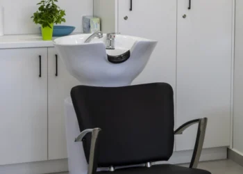 Βριλήσσια: Δεν έχω μοιράσει το υλικό από τις κρυφές κάμερες, ισχυρίζεται τώρα ο κομμωτής