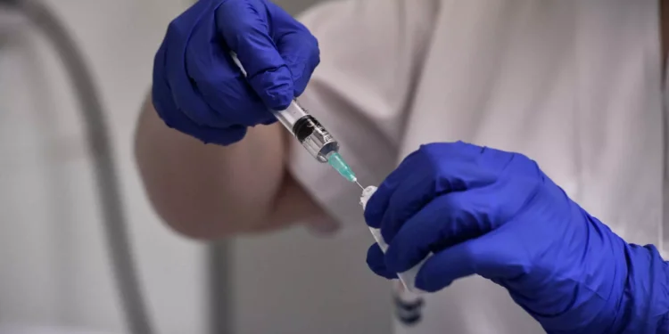 Κορονοϊός: Στα σκουπίδια τουλάχιστον 215 εκατομμύρια δόσεις εμβολίων στην ΕΕ