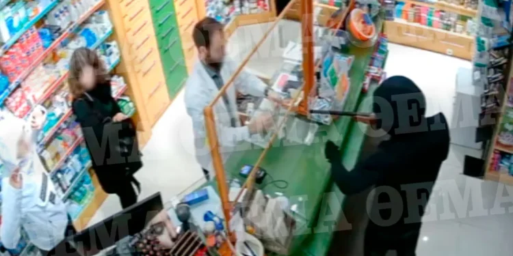 Χολαργός: 16χρονος με ψεύτικη καραμπίνα ληστεύει φαρμακείο – Δείτε βίντεο