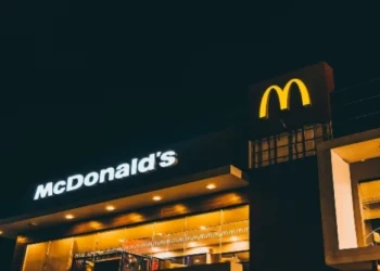 Ριζικές αλλαγές στα McDonald’s: «Τέρμα τα στεγνά μπιφτέκια»