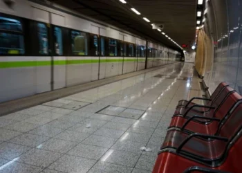 Άνδρας έπεσε στις ράγες του μετρό στην Αγία Παρασκευή: Απεγκλωβίστηκε χωρίς τις αισθήσεις του