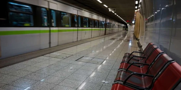 Άνδρας έπεσε στις ράγες του μετρό στην Αγία Παρασκευή: Απεγκλωβίστηκε χωρίς τις αισθήσεις του