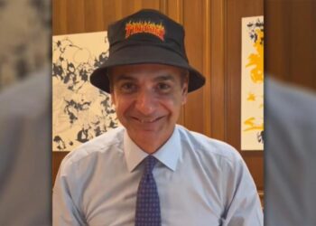 Μητσοτάκης με καπέλο και skateboard: «Μου είπαν να φαίνομαι πιο νεανικός» (Βίντεο)