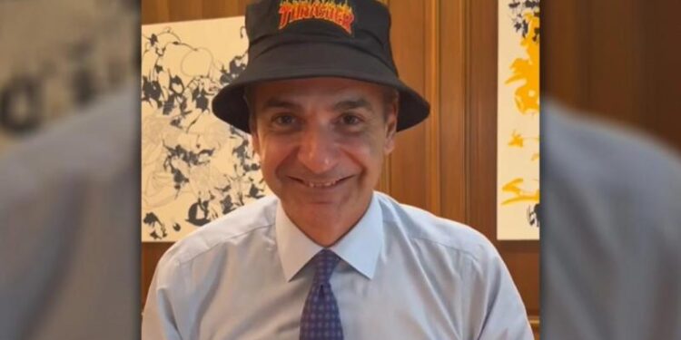 Μητσοτάκης με καπέλο και skateboard: «Μου είπαν να φαίνομαι πιο νεανικός» (Βίντεο)