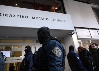 Ρέντη: «Φοβάται να πει ποιος του έδωσε τη φωτοβολίδα» λέει ο δικηγόρος του 18χρονου