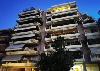 Νέα Σμύρνη: Ο 18χρονος ομολόγησε ότι κάρφωσε με ψαλίδι στο στήθος τον 16χρονο αδελφό του μετά από καβγά για ρούχα